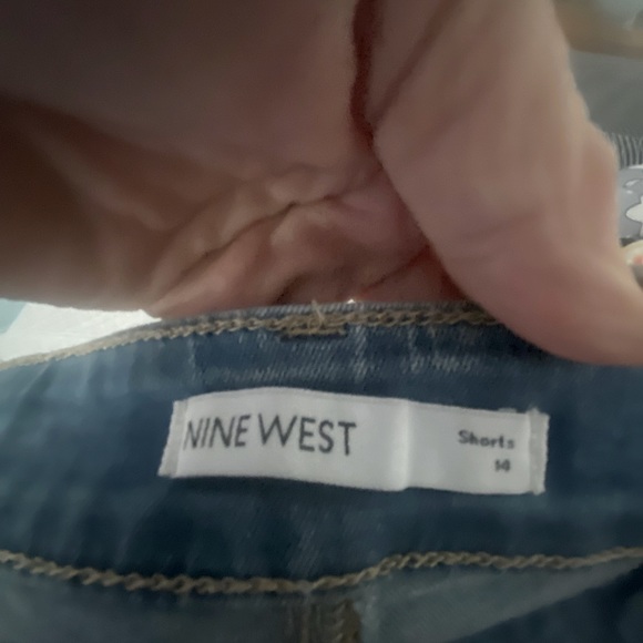 Nine West Stretchy Shorts, Size 14. - Picture 3 of 4